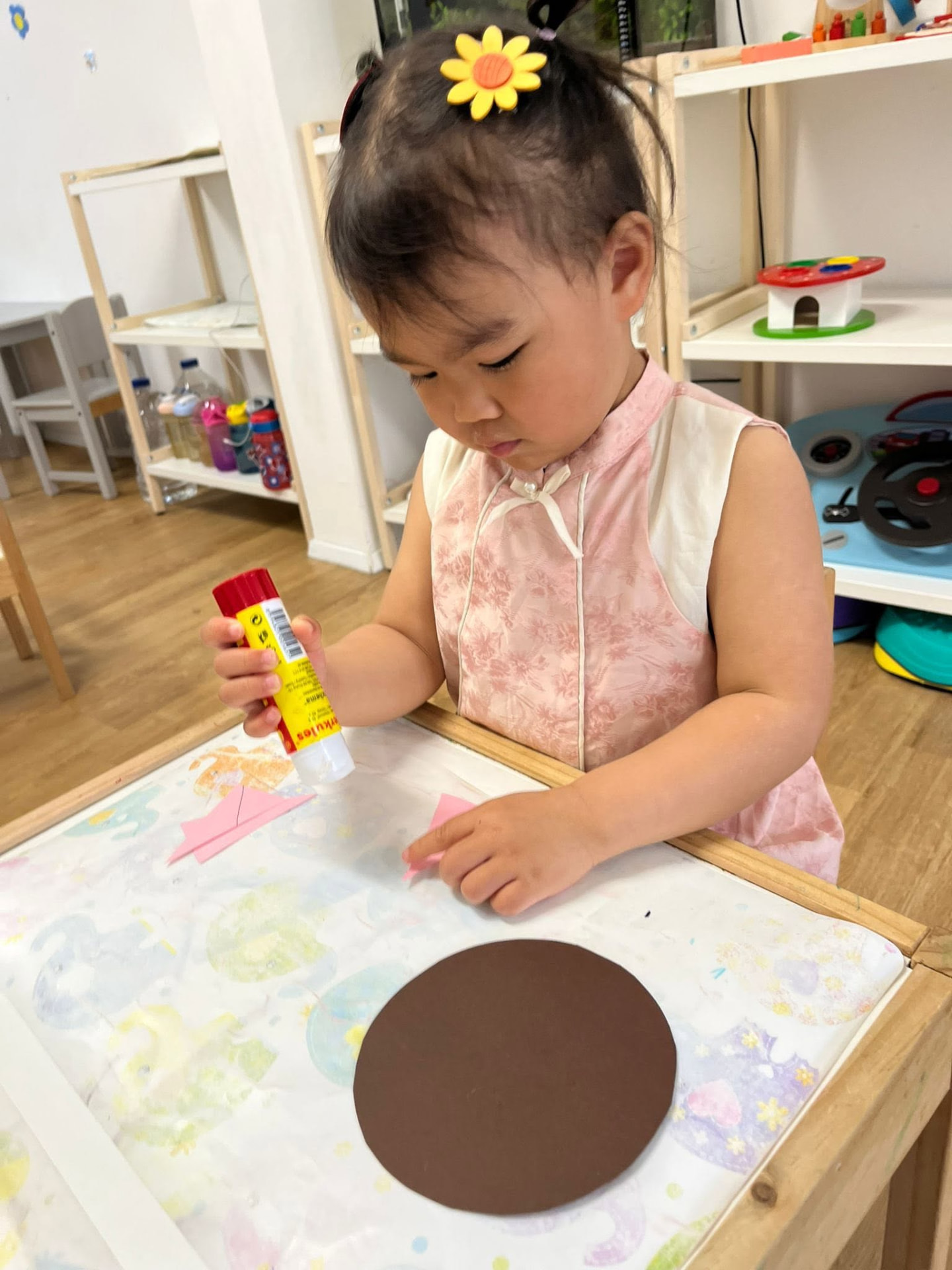 Bé vui chơi và làm thủ công tại lớp